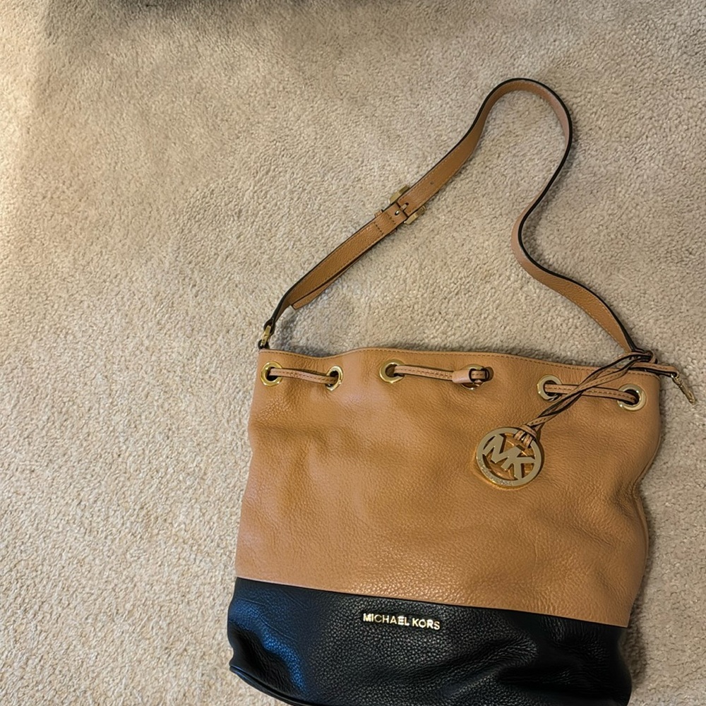 Michael Kors leather bucket bag-excellent condition
